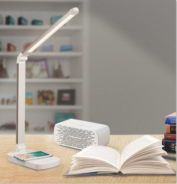 Lampe de bureau tactile de 5W (équivalent à 13W) avec base pour chargement sans fil.  Argent.
